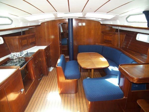 phoca_thumb_l_beneteau473-salon